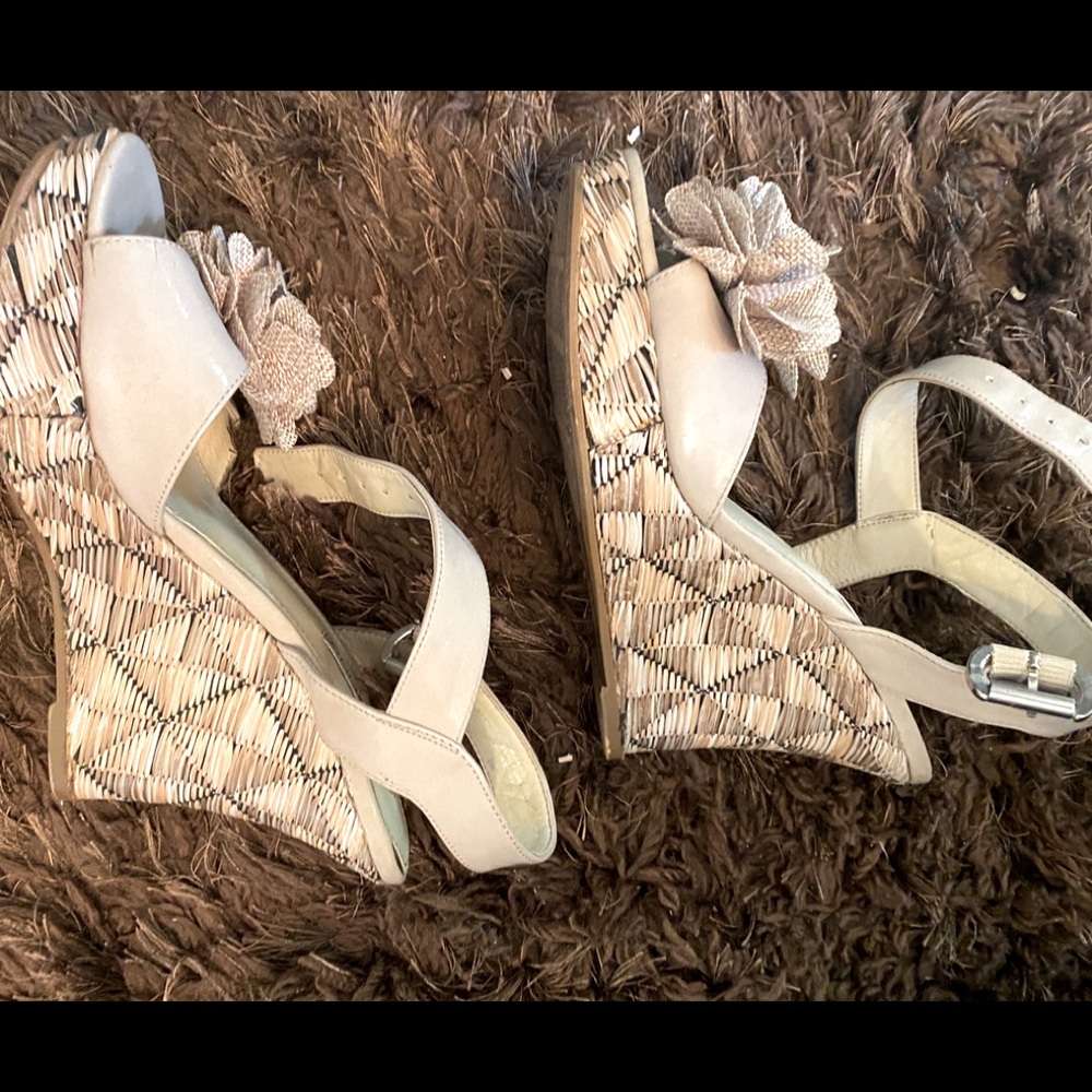 Adorable bandolino wedges size 6